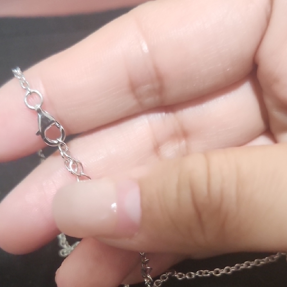 Elegant Silver Clover Necklace - Picture 3 of 3